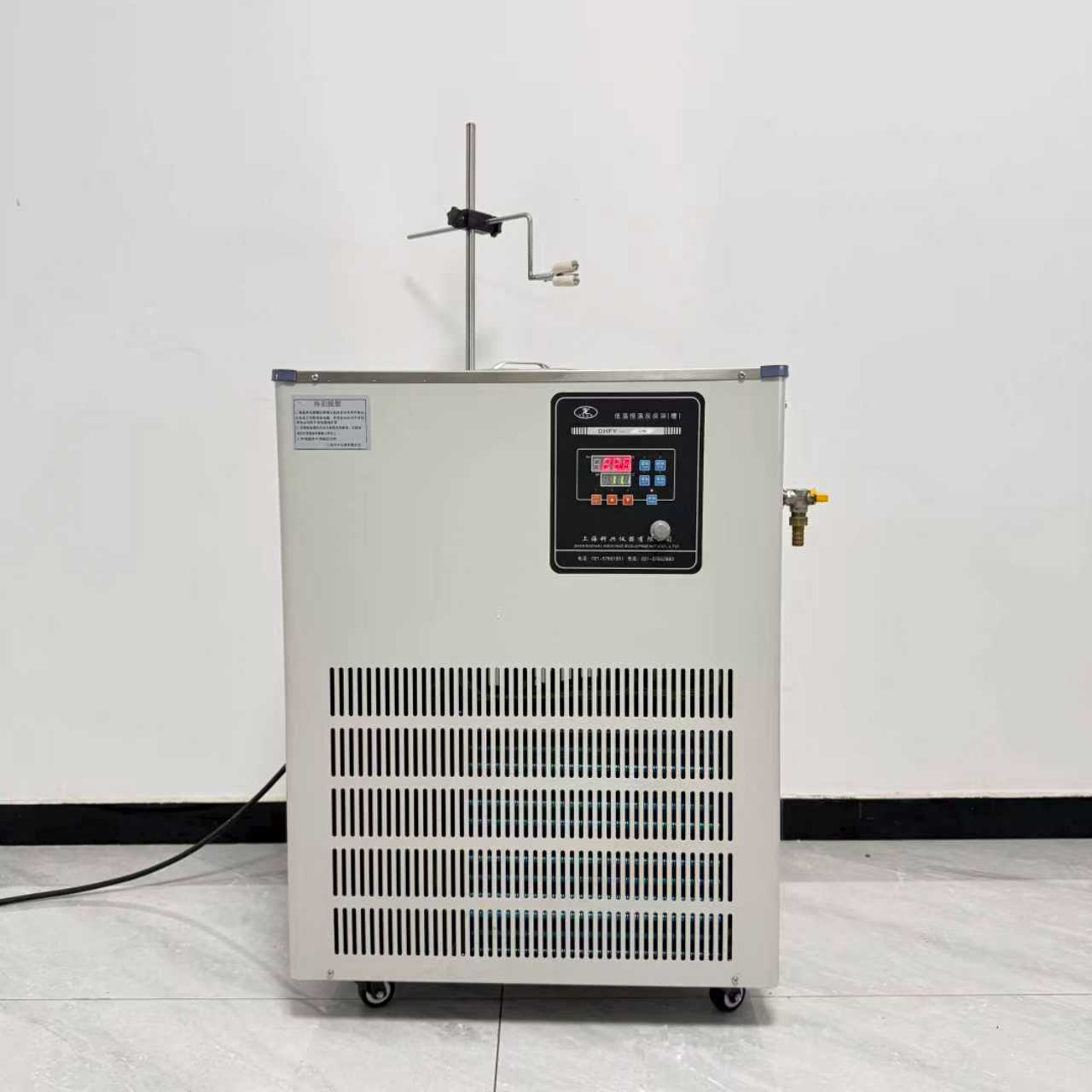 What are the operating steps for using a low-temperature constant-temperature reaction bath?